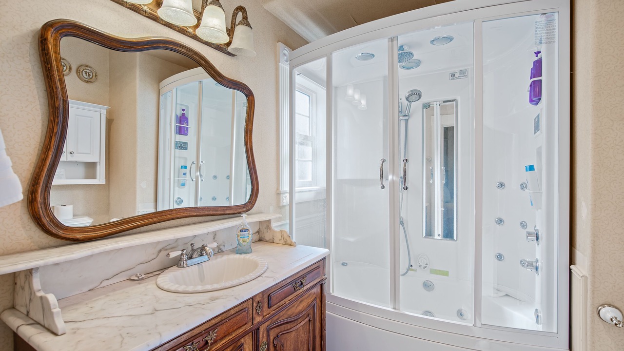 Photo of Bathroom in Siskiyou-Hargadine Historic District