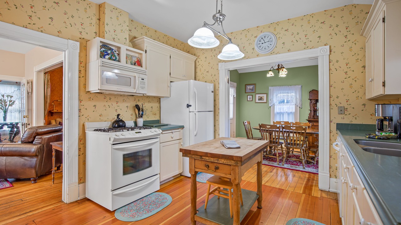 Photo of Bedroom in Siskiyou-Hargadine Historic District
