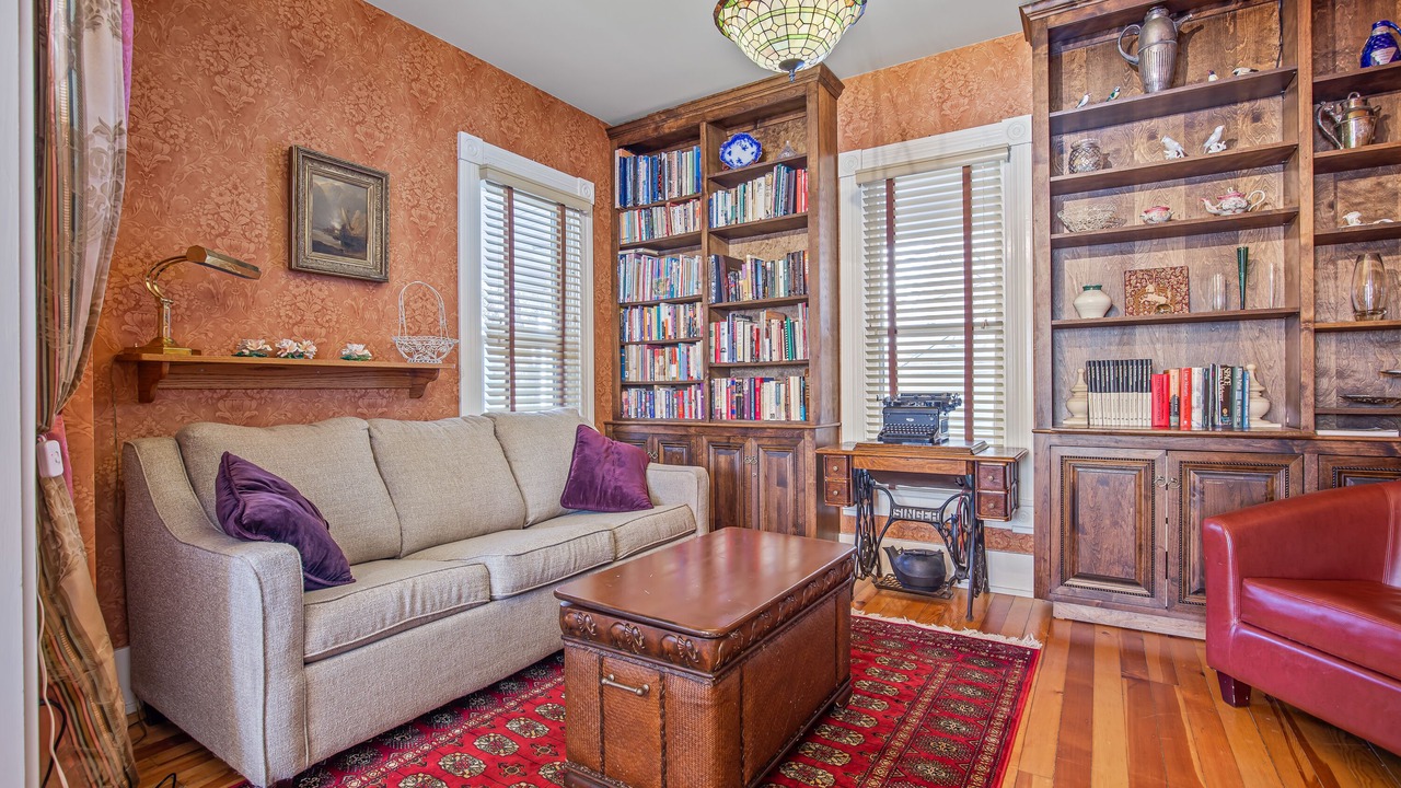 Photo of Bedroom in Siskiyou-Hargadine Historic District