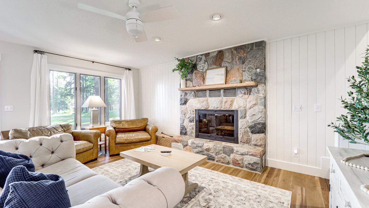 Photo of Livingroom in Central Lake