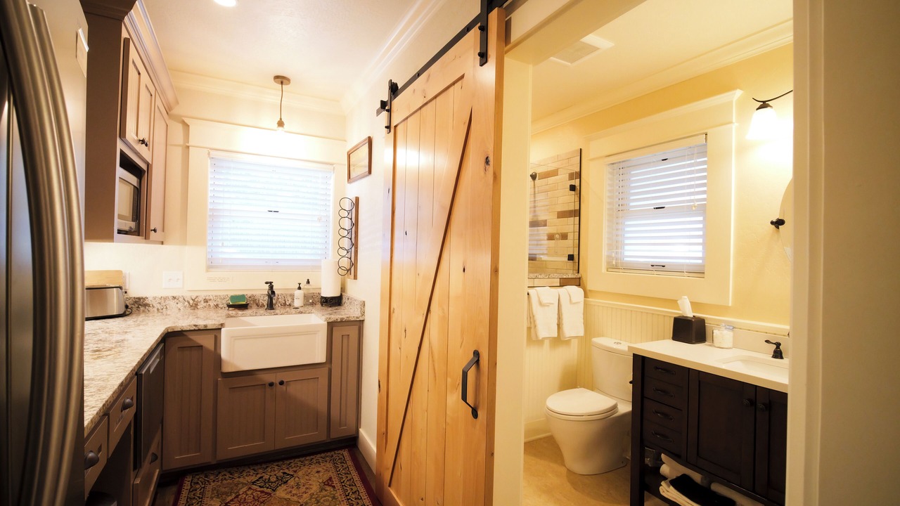 Photo of Bathroom in Siskiyou-Hargadine Historic District