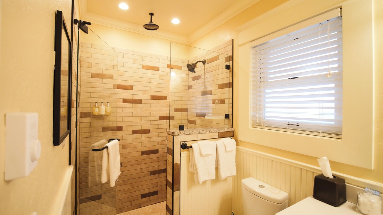 Photo of Bathroom in Siskiyou-Hargadine Historic District