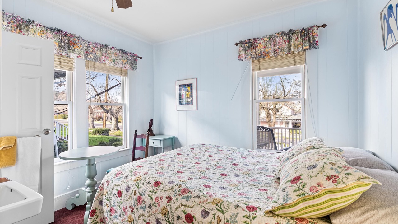 Photo of Bedroom in Siskiyou-Hargadine Historic District