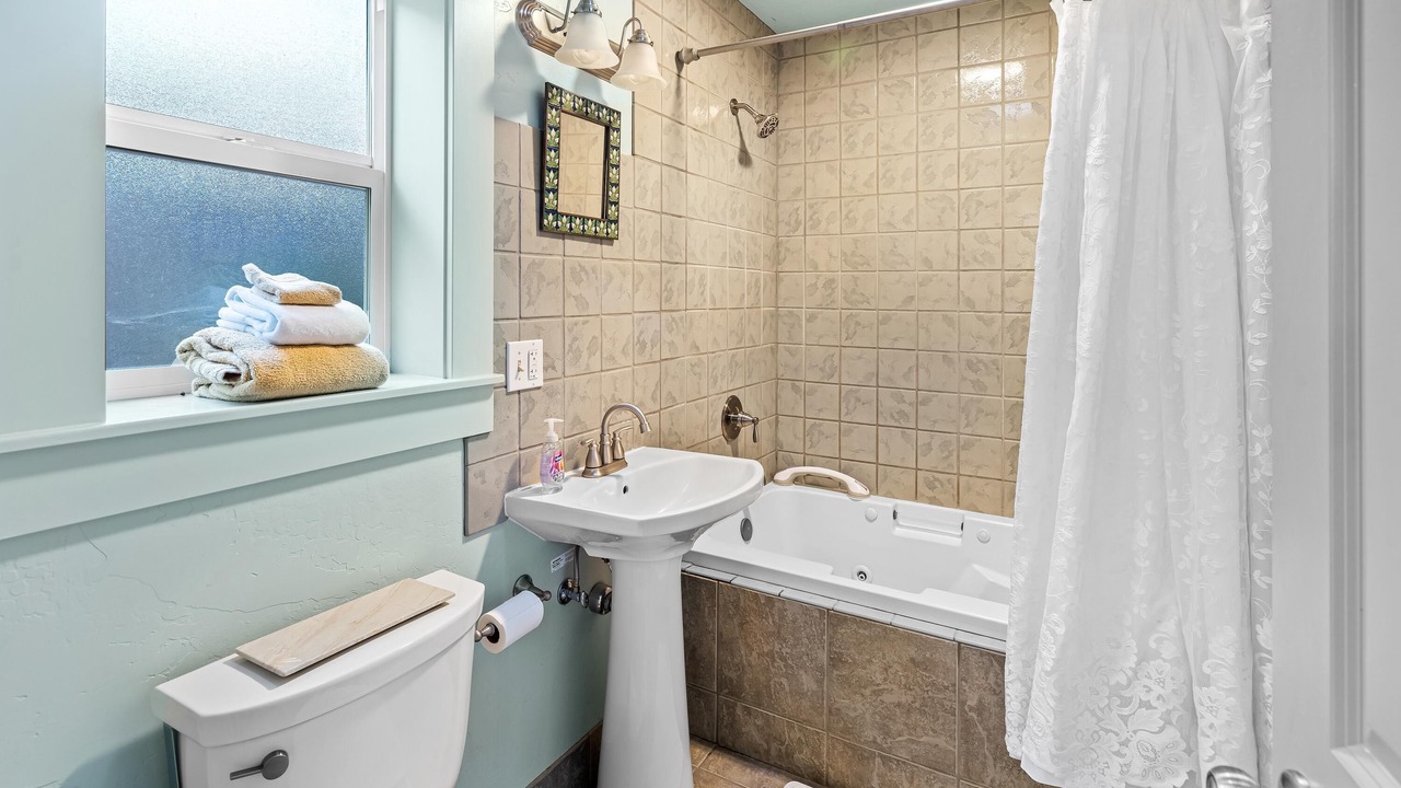 Photo of Bathroom in Siskiyou-Hargadine Historic District