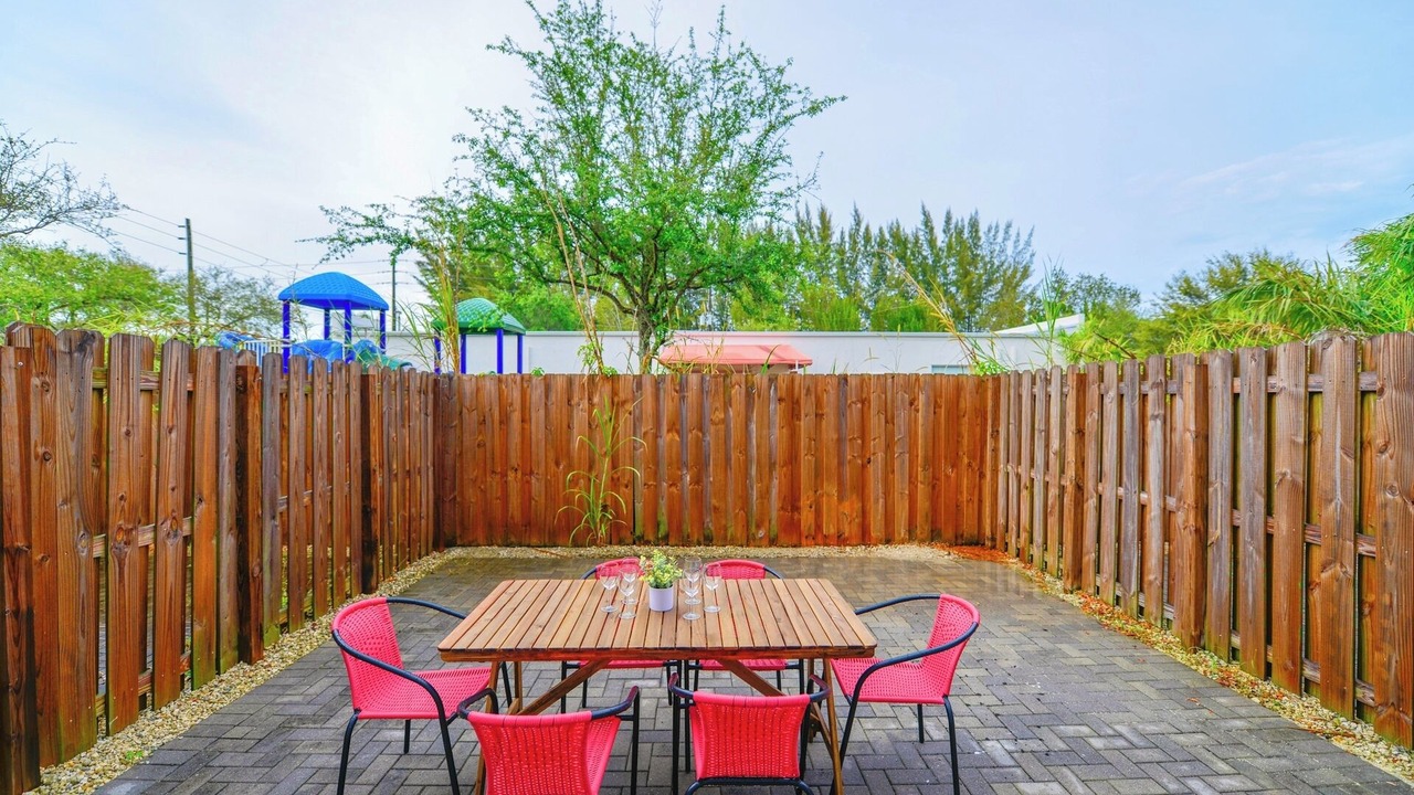 Photo of Patio Balcony in Golden Glades