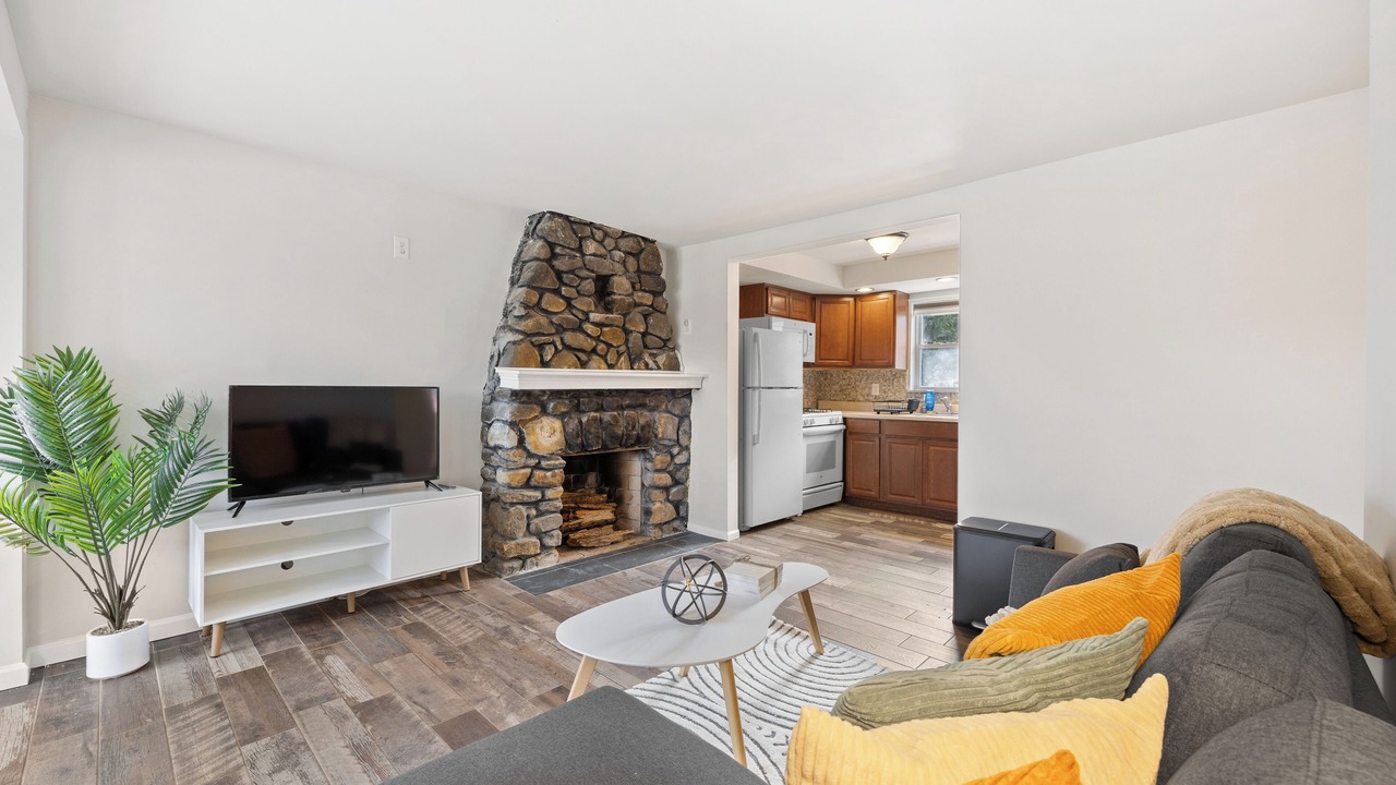 Photo of Livingroom in Peach Lake