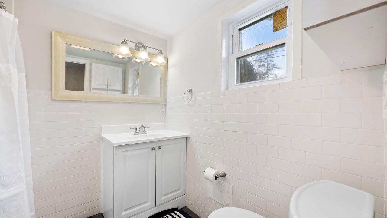 Photo of Bathroom in Peach Lake