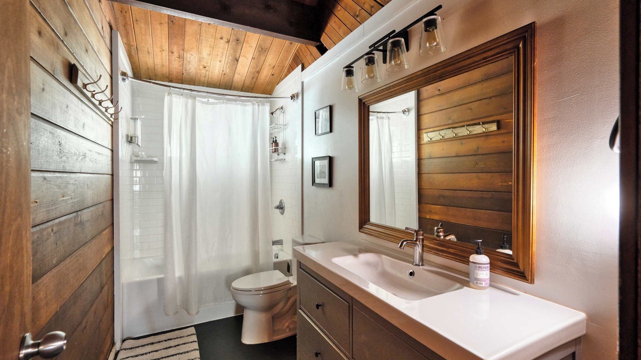 Photo of Bathroom in Rhododendron