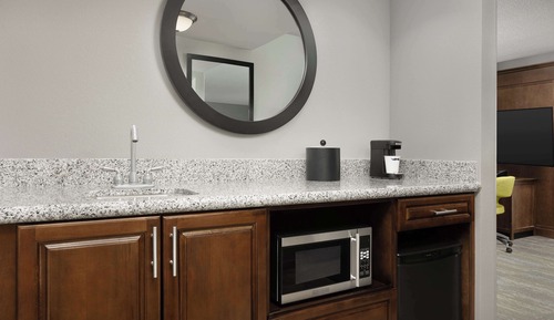Studio, 1 King Bed, Refrigerator & Microwave (Wet bar)
