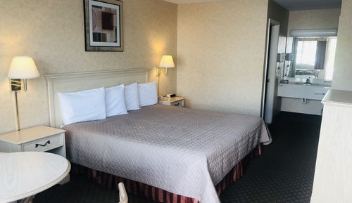Standard Room, 1 King Bed, Courtyard Area