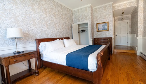 Premium Room, 1 King Bed, Balcony, Garden View