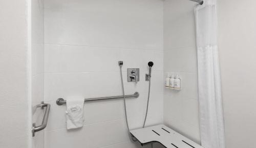 Queen Room with Two Queen Beds and Roll-in Shower - Mobility Accessible/Non-Smoking