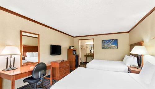 Queen Room with Two Queen Beds - Poolside