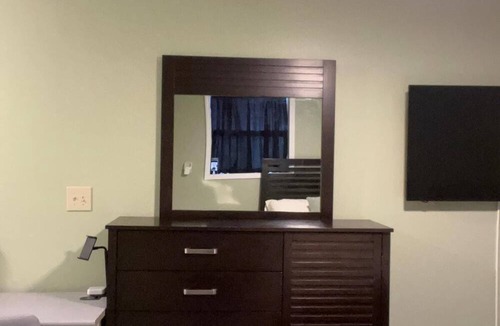Marietta House | Pit Stop… Private Entrance, Independent & Convenient & Comfy Bedroom!