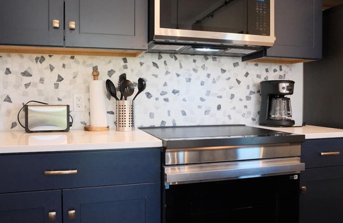 Indian River Condo | New 2BR Condo w/Balcony Above Inn Between