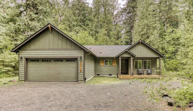 Bear Hug Hideaway - Cozy hot tub retreat